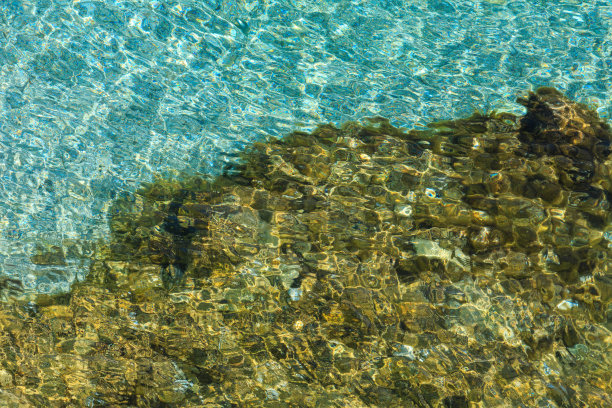 水面波纹鹅卵石底