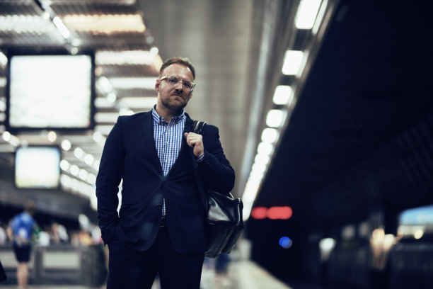 仅一个中年男人