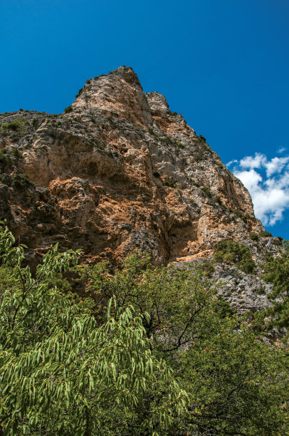 峡谷风光峭壁绿植蓝天
