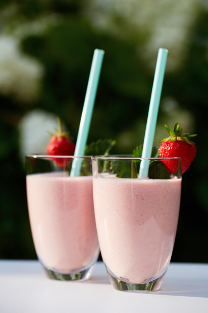 草莓酸奶果昔