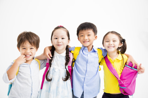 4人