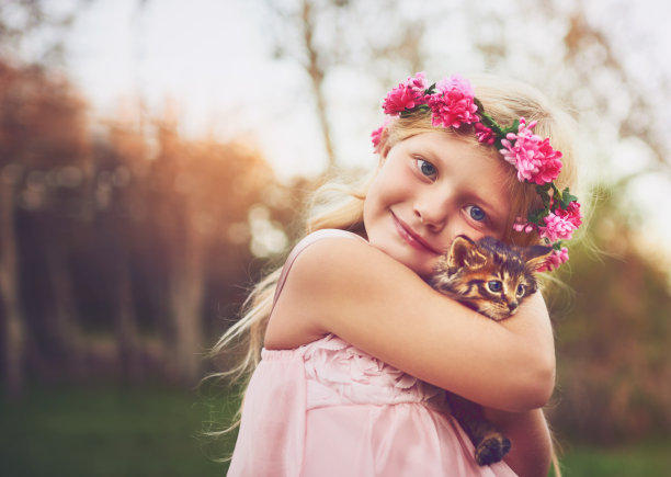 可爱猫咪小女孩