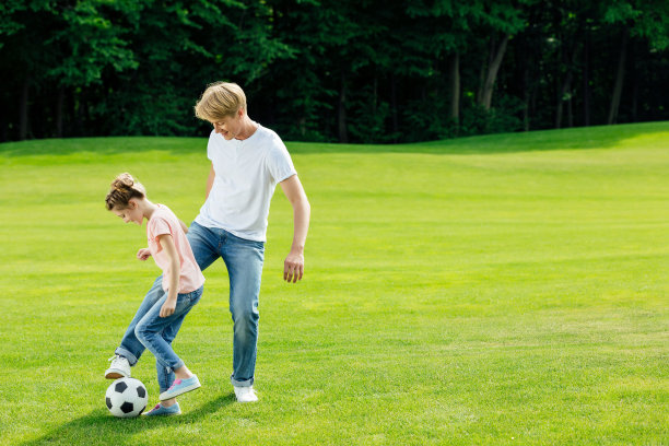 在公园里踢足球的家人