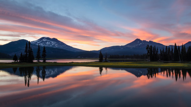 夕阳下的大山风景