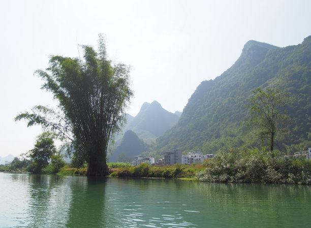 蓝天下漓江山水