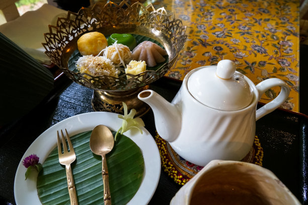 花卉图案精美陶瓷餐盘