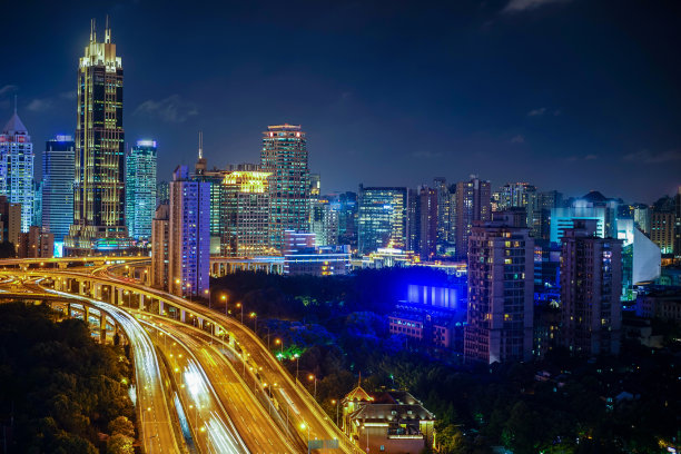 上海金融区夜景和柏油马路