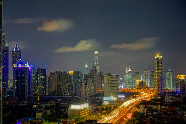 上海金融区夜景和柏油马路