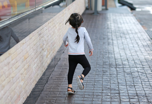 小女孩跑步
