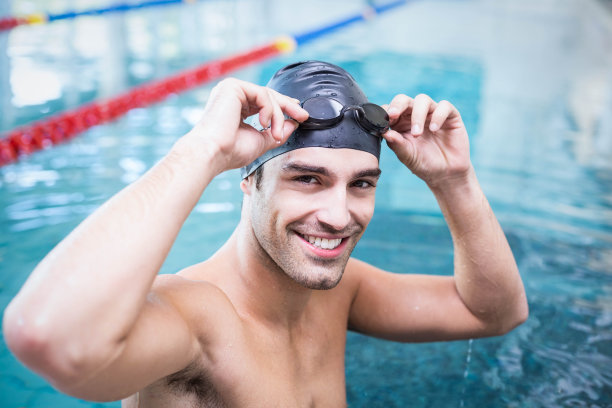 微笑着的游泳运动员