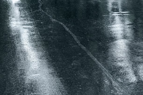 大雨中的路面水泡
