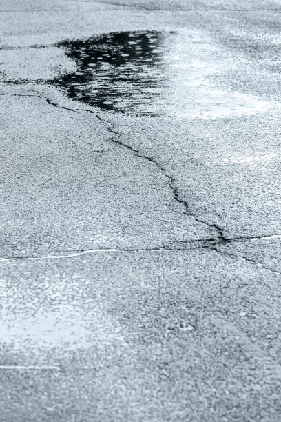 大雨中的路面水泡