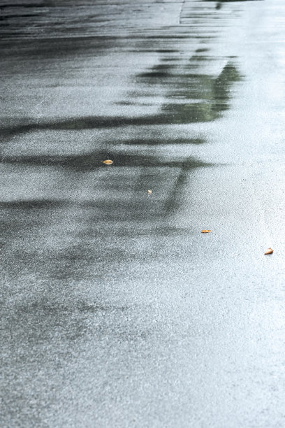 大雨中的路面水泡