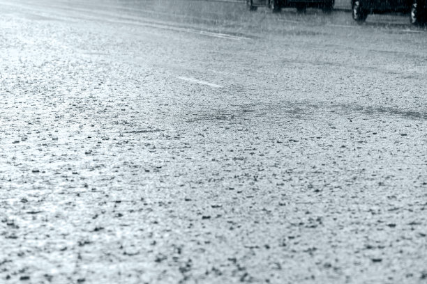 大雨中的路面水泡