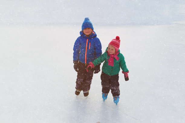 两个小女孩滑冰
