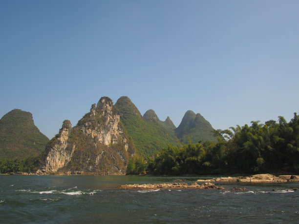 蓝天下漓江山水