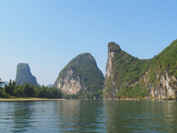 蓝天下漓江山水