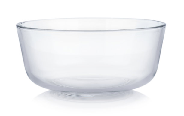 白色背景上的空玻璃碗