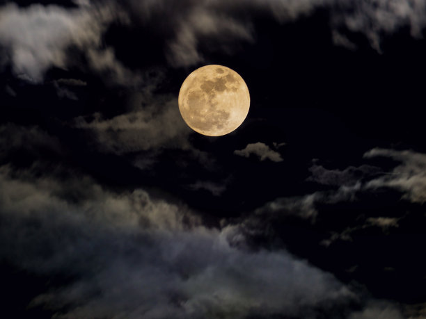 月亮云彩