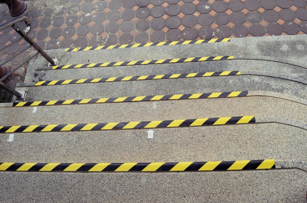 安全警示楼梯标语