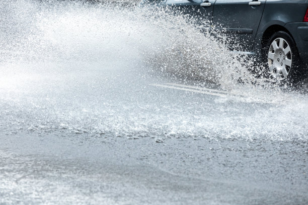 大雨中的路面水泡