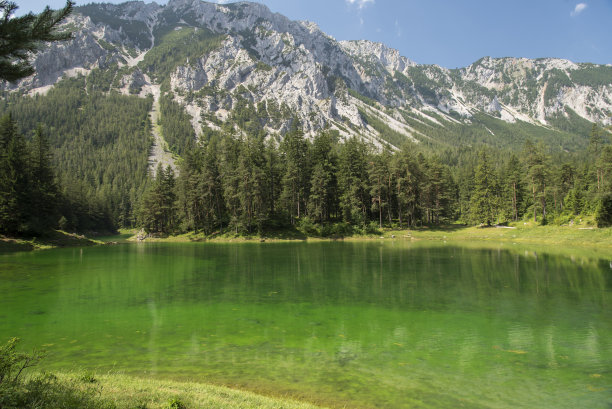 山间翠湖