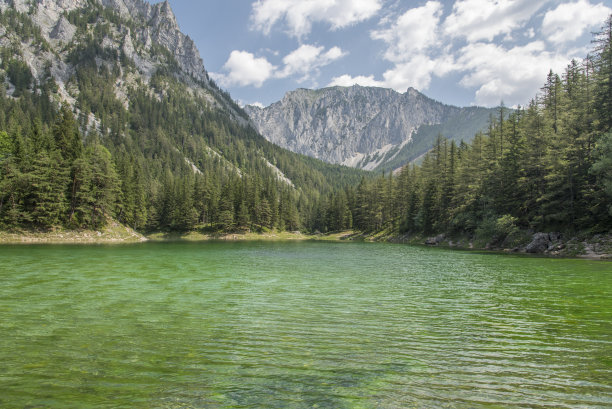 山间翠湖