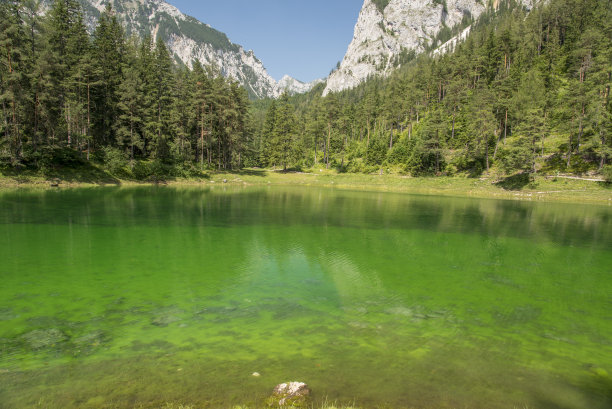 山间翠湖