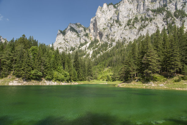 山间翠湖