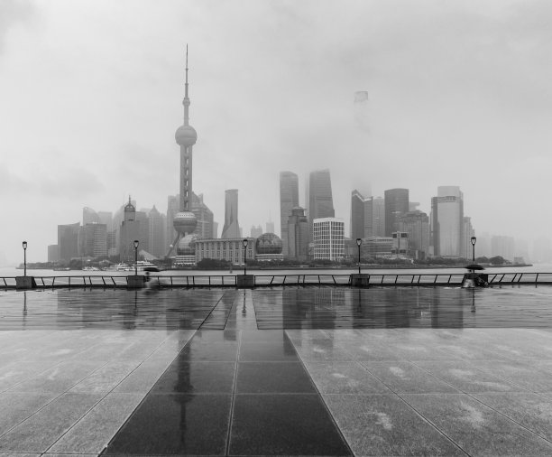 雨中的上海陆家嘴