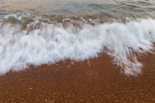 大海浪花冲击沙滩