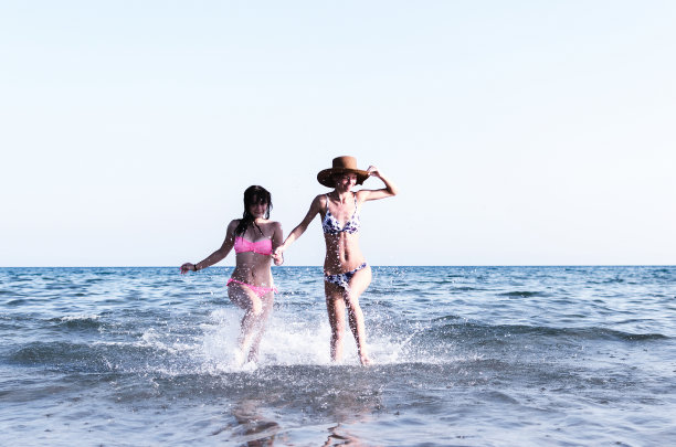 沙滩上的冲浪女孩