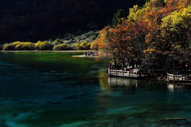 秋天的山间风景，湖水中的倒影