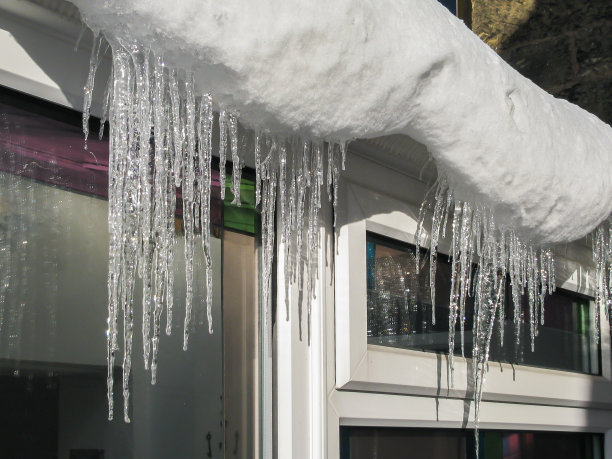 积雪屋檐