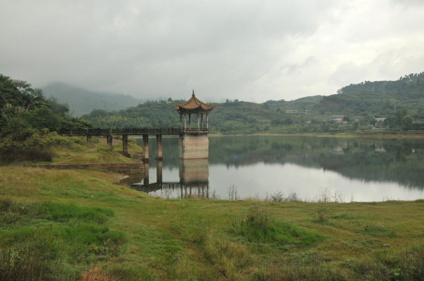 阴雨天的湖面