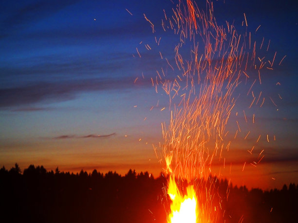 夕阳下的露营篝火