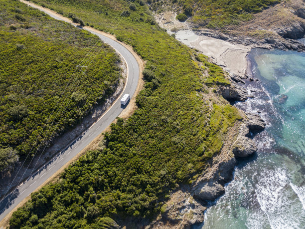 航拍海岸线盘山公路