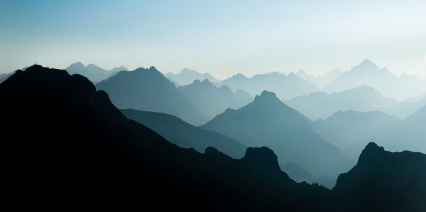 雄伟山景