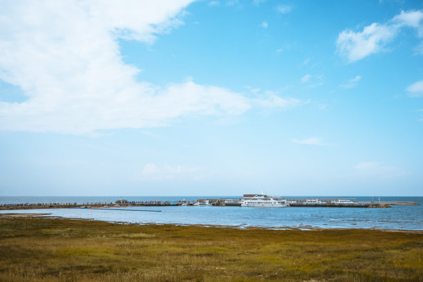 青海高原湖泊蓝天全景