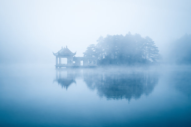 湖上的雾