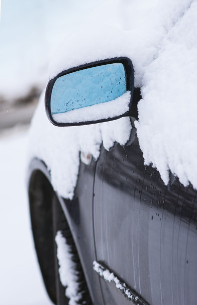 大雪覆盖汽车