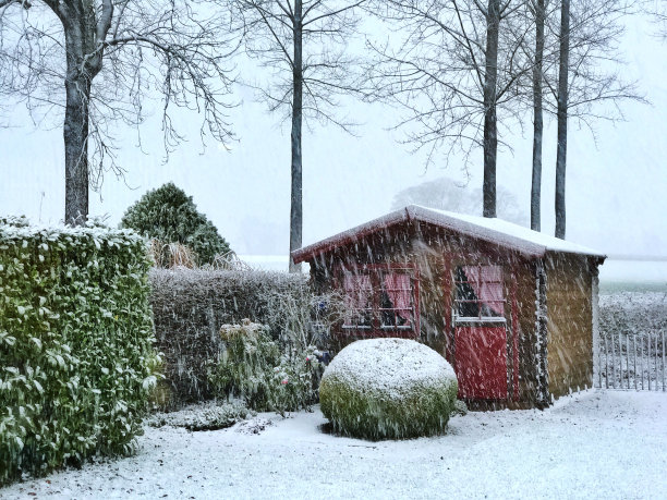 雪地小房子摄影图