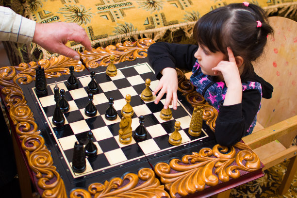 孩子下国际象棋棋盘上的特写