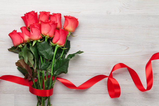 木板上的红色玫瑰花红色花瓣