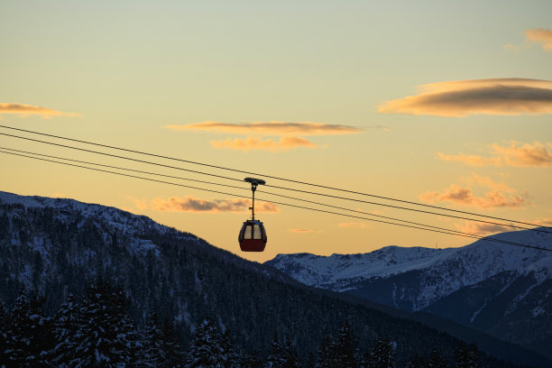 滑雪场山顶日落