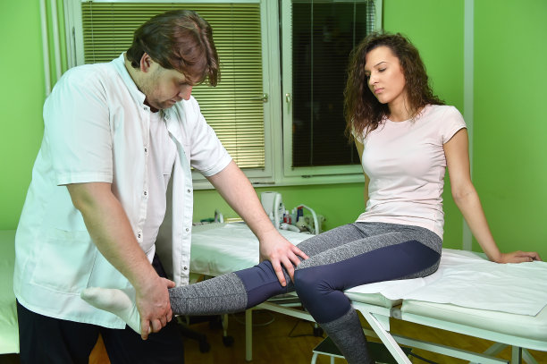 物理治疗师为病人检查膝关节
