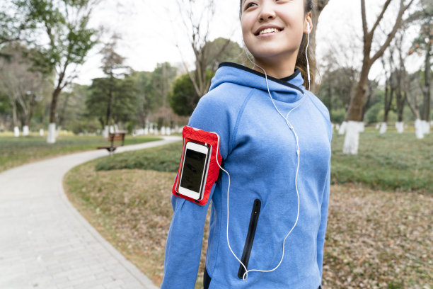 公园里用手机听音乐的慢跑者