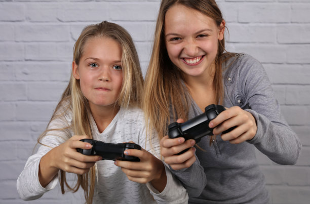两个小女孩玩游戏
