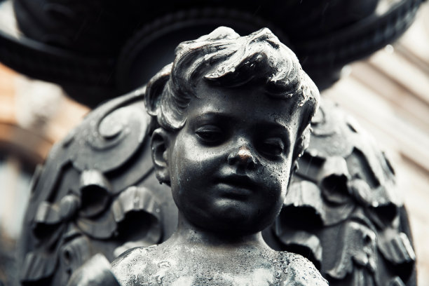 statue