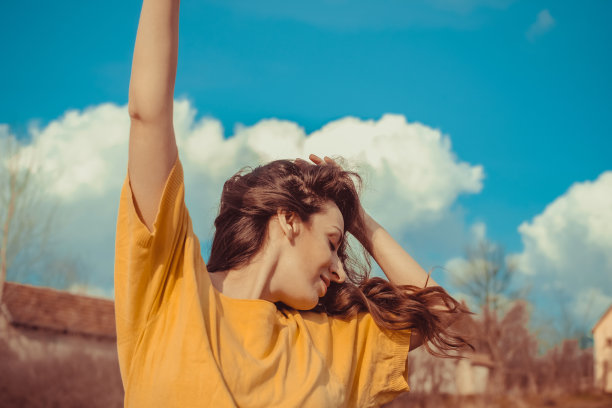 美丽成熟的女人伸出双臂